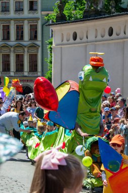 Cracow, Malopolska, Polonya - 04.06.2023: Eski Şehir 'in merkezinde düzenlenen yıllık etkinlik olan Ejderha Yürüyüşü sırasında hareketli ejderha yürüyüşü. Yüksek kalite fotoğraf