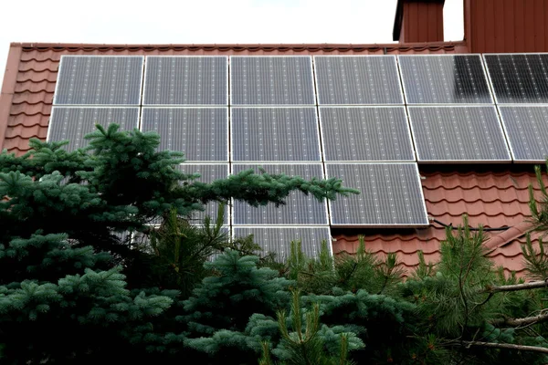 Instalando Una Célula Solar Tejado Paneles Solares Techo Casa Campo — Foto de Stock