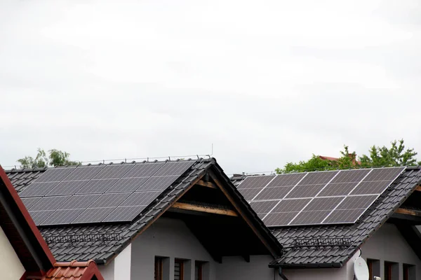 Установка Солнечной Батареи Крыше Солнечные Панели Крыше Исторический Фермерский Дом — стоковое фото