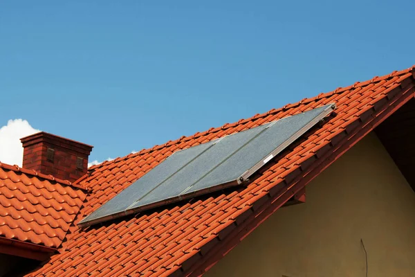 在屋顶上安装太阳能电池 屋顶上的太阳能电池板古老的农舍 屋顶和墙上都有现代太阳能电池板 高质量的照片 — 图库照片