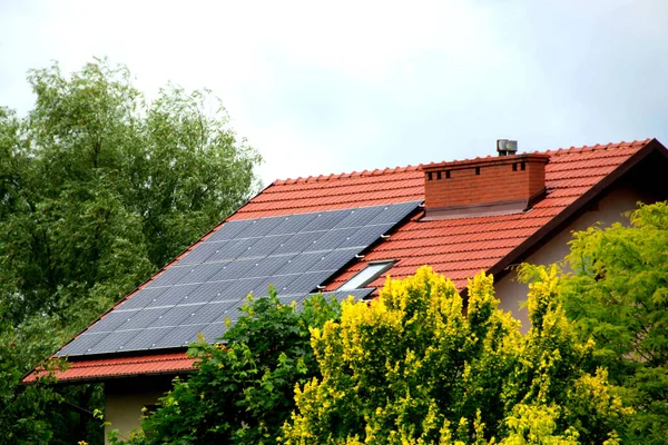 屋根に太陽電池を設置する 屋根の上のソーラーパネル 屋根や壁に近代的な太陽光パネルを備えた歴史的な農家 高品質の写真 — ストック写真