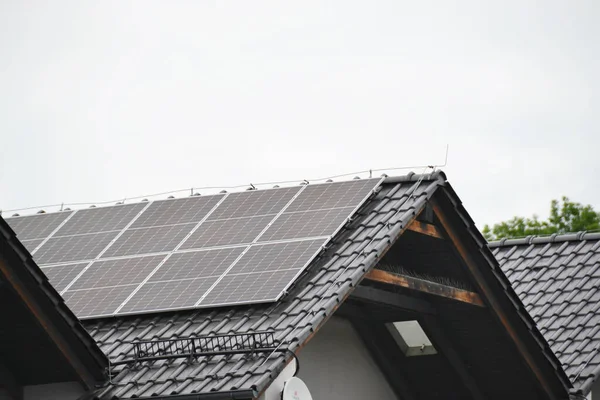 Çatıya Güneş Hücresi Yerleştirmek Çatıdaki Güneş Panelleri Çatı Duvarında Modern — Stok fotoğraf