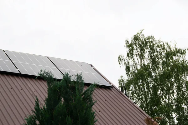 Instalace Solární Buňky Střeše Solární Panely Střeše Historický Statek Moderními — Stock fotografie