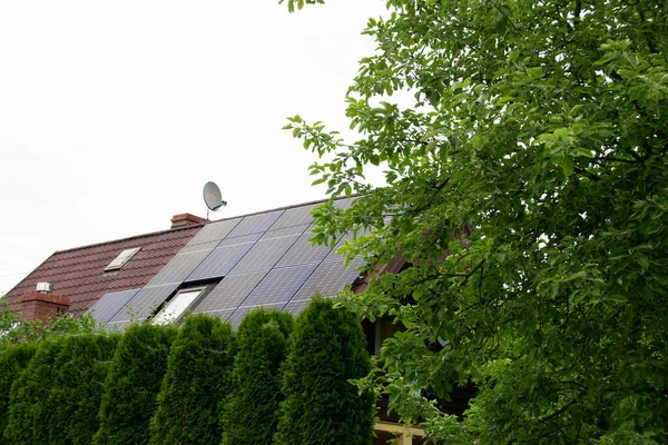 Встановлення Сонячної Батареї Даху Сонячні Панелі Даху Історичний Фермерський Будинок — стокове фото