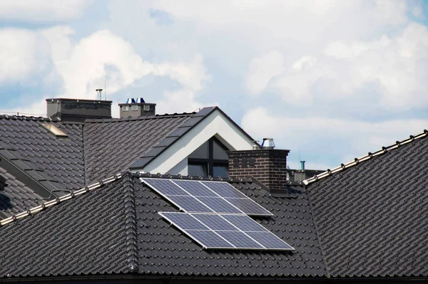 Instalacja Ogniwa Słonecznego Dachu Panele Słoneczne Dachu Historyczny Dom Rustykalny — Zdjęcie stockowe
