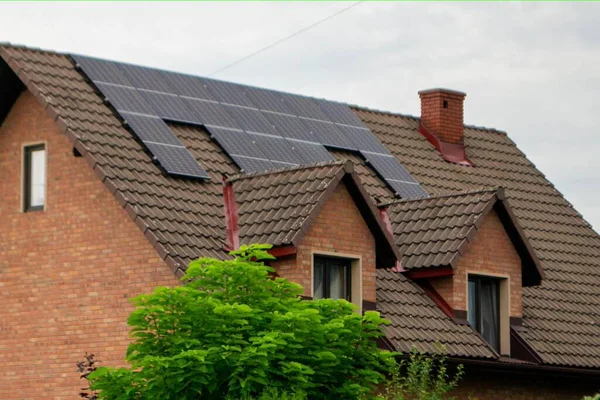 屋根や壁に近代的な太陽電池パネルを持つ歴史的な農家高品質の写真 — ストック写真