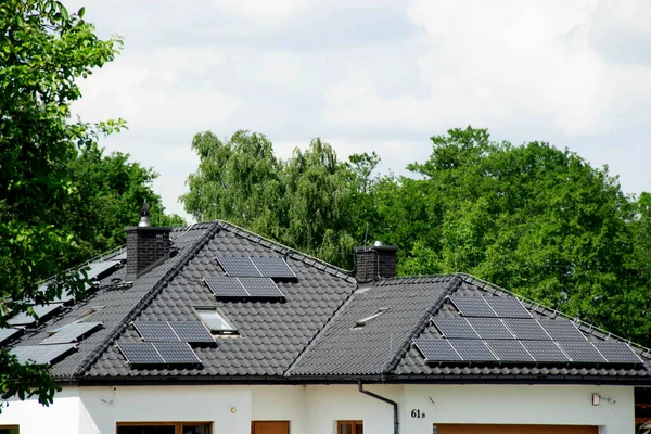 Instalacja Ogniwa Słonecznego Dachu Panele Słoneczne Dachu Historyczny Dom Rustykalny — Zdjęcie stockowe