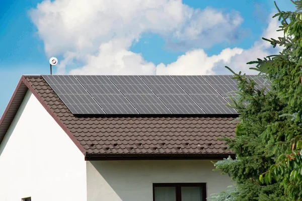 Instalando Una Célula Solar Tejado Paneles Solares Techo Casa Campo —  Fotos de Stock