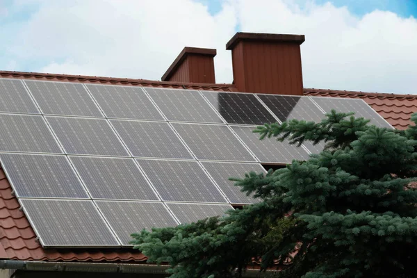 Çatıya Güneş Hücresi Yerleştirmek Çatıdaki Güneş Panelleri Çatı Duvarında Modern — Stok fotoğraf