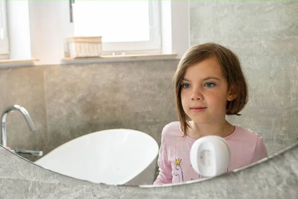 Relaxed Young Girl Model Poses Cozy Bathroom Girl Beauty Hygiene — Φωτογραφία Αρχείου