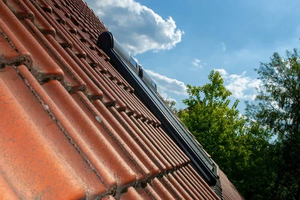 Historisches Bauernhaus Mit Modernen Sonnenkollektoren Auf Dach Und Wand — Stockfoto