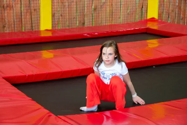 Glückliches Mädchen Das Spaß Beim Trampolinspringen Hat Sportliches Mädchen Springt — Stockfoto