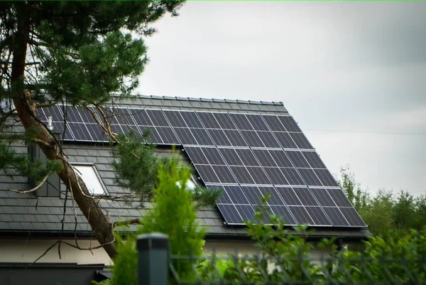 Střecha Domu Fotovoltaickými Moduly Historický Statek Moderními Solárními Panely Střeše — Stock fotografie