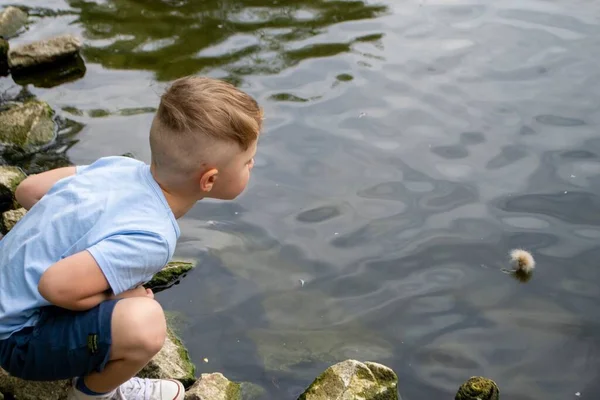 Ένα Μικρό Αγόρι Που Φοράει Μπλε Πουκάμισο Παίζει Μια Λίμνη — Φωτογραφία Αρχείου
