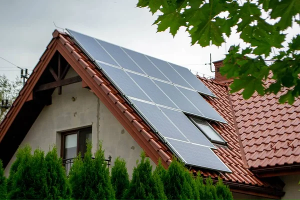太陽電池モジュール付きの家の屋根 屋根や壁に近代的な太陽電池パネルを持つ歴史的な農家高品質の写真 — ストック写真