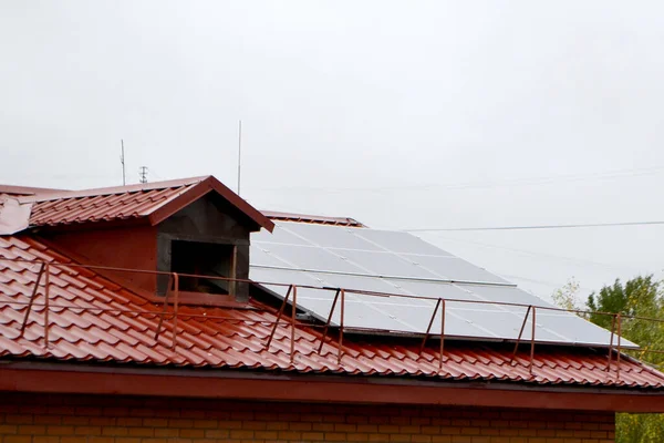 Techo Casa Con Módulos Fotovoltaicos Casa Campo Histórica Con Paneles — Foto de Stock