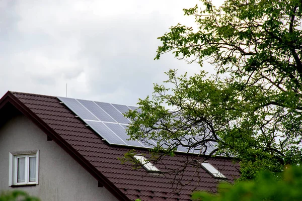 太陽電池モジュール付きの家の屋根 屋根や壁に近代的な太陽電池パネルを持つ歴史的な農家高品質の写真 — ストック写真