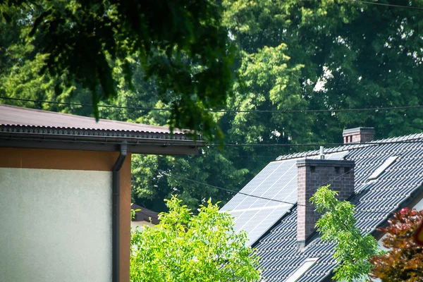 Ház Tető Fotovoltaikus Modulokkal Történelmi Parasztház Modern Napelemekkel Tetőn Falon — Stock Fotó