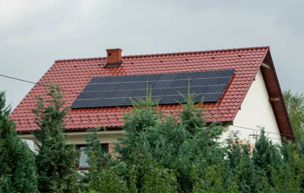 Çatıda Fotovoltaik Modüller Var Çatı Duvar Üzerinde Modern Güneş Panelleri — Stok fotoğraf