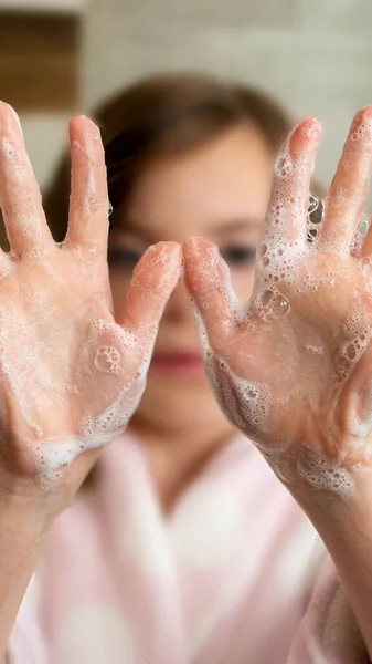 Meisje Handen Wassen Met Water Zeep Badkamer Gelukkige Jongen Met — Stockfoto