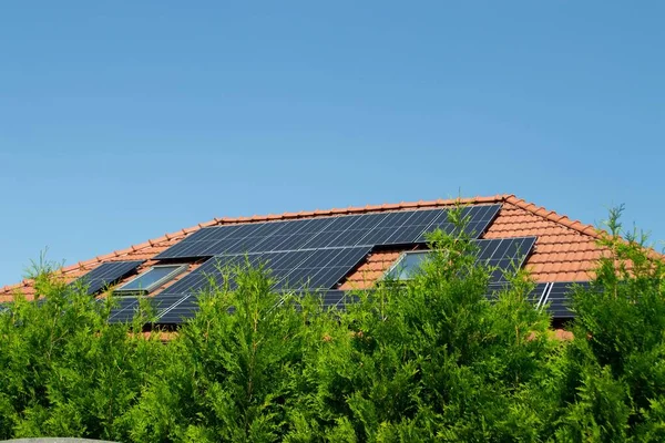 Střecha Domu Fotovoltaickými Moduly Historický Statek Moderními Solárními Panely Střeše — Stock fotografie