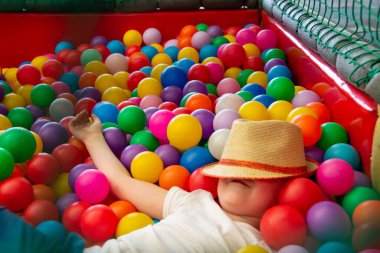 Aydınlık bir günde ilkokul çocuk parkı. Oyun sahasında ahşap kutularda yüksek kaliteli fotoğraf farklılık gösterir