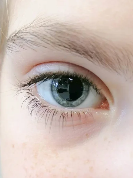 孩子的眼睛有扩张的瞳孔 高质量的照片 — 图库照片