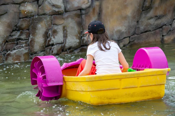 Kind Spielt Ruderndes Wasserpaddelboot Weicher Fokus Ein Kleines Mädchen Fährt — Stockfoto