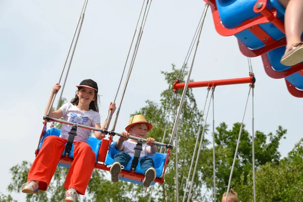 Kinder Vergnügen Sich Riesenrad Mit Ketten Karussell Skiflieger Freizeitpark Glückliche — Stockfoto
