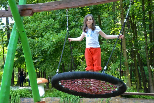 Крупним Планом Щаслива Маленька Дівчинка Грає Сидить Гойдалках Природному Парку — стокове фото