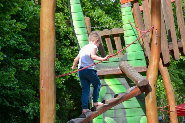 Vida Crianças Uma Cidade Moderna Menino Está Divertindo Parque Infantil — Fotografia de Stock