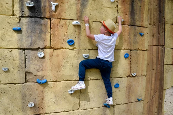 Chłopak Zajmuje Się Wspinaczką Uprząż Wspinaczkowa Sprzęt Sportowy Park Rozrywki — Zdjęcie stockowe