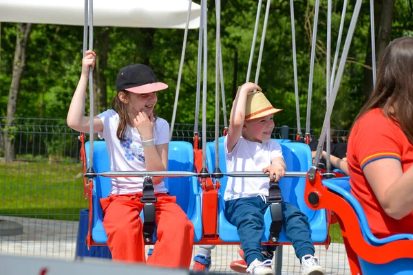Kinder Vergnügen Sich Riesenrad Mit Ketten Karussell Skiflieger Freizeitpark Glückliche — Stockfoto