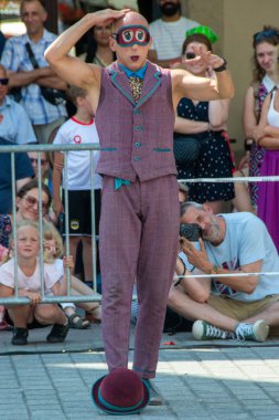 Cracow Malopolska, Polonya - 09.06.2023: Sokak Tiyatrosu Festivali. Uluslararası yıllık etkinlik. Hugo Miro Hiszpania: St. Wojciech Yüksek Kaliteli Fotoğraf Kilisesi 'nin yanından HUGO Ana Pazar Meydanı