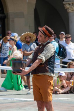 Cracow, Malopolska, Polonya - 09.06.2023: Sokak Tiyatrosu Festivali. Uluslararası yıllık etkinlik. Manteca al dente Argentyna: Galumphing. Yüksek kalite fotoğraf