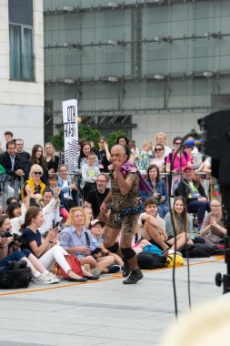 Cracow, Malopolska, Polonya - 09.06.2023: Sokak Tiyatrosu Festivali. Uluslararası yıllık etkinlik. Bay Copini Hiszpania, Kahraman. ULICA Sokak Tiyatrosu Festivali. Yüksek kalite fotoğraf