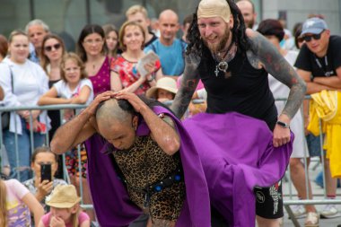 Cracow, Malopolska, Polonya - 09.06.2023: Sokak Tiyatrosu Festivali. Uluslararası yıllık etkinlik. Bay Copini Hiszpania, Kahraman. ULICA Sokak Tiyatrosu Festivali. Yüksek kalite fotoğraf