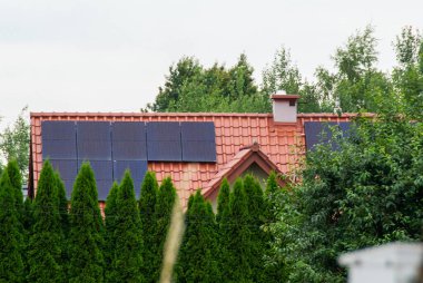 Çatı ve duvar resimlerinde modern güneş panelleri olan tarihi çiftlik evi