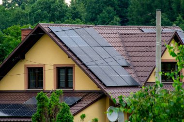 Çatı ve duvar resimlerinde modern güneş panelleri olan tarihi çiftlik evi