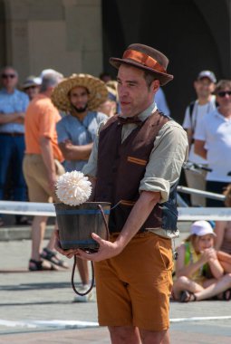 Cracow, Malopolska, Polonya - 09.06.2023: Sokak Tiyatrosu Festivali. Uluslararası yıllık etkinlik. Manteca al dente Argentyna: Galumphing. Yüksek kalite fotoğraf
