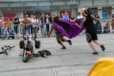 Cracow, Malopolska, Polonya - 09.06.2023: Sokak Tiyatrosu Festivali. Uluslararası yıllık etkinlik. Bay Copini Hiszpania, Kahraman. ULICA Sokak Tiyatrosu Festivali. Yüksek kalite fotoğraf