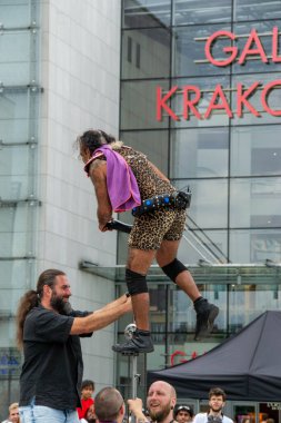 Cracow, Malopolska, Polonya - 09.06.2023: Sokak Tiyatrosu Festivali. Uluslararası yıllık etkinlik. Bay Copini Hiszpania, Kahraman. ULICA Sokak Tiyatrosu Festivali. Yüksek kalite fotoğraf