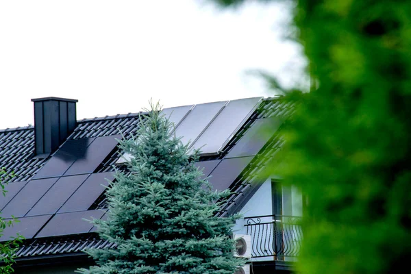 屋顶和墙壁上有现代太阳能电池板的历史悠久的农舍 — 图库照片#