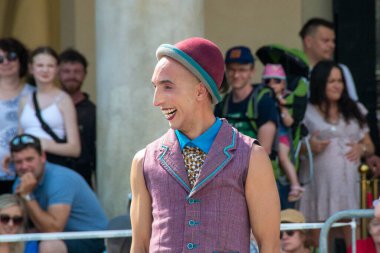 Cracow Malopolska, Polonya - 09.06.2023: Sokak Tiyatrosu Festivali. Uluslararası yıllık etkinlik. Hugo Miro Hiszpania: St. Wojciech Yüksek Kaliteli Fotoğraf Kilisesi 'nin yanından HUGO Ana Pazar Meydanı