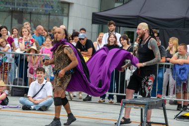 Cracow, Malopolska, Polonya - 09.06.2023: Sokak Tiyatrosu Festivali. Uluslararası yıllık etkinlik. Bay Copini Hiszpania, Kahraman. ULICA Sokak Tiyatrosu Festivali. Yüksek kalite fotoğraf