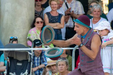 Cracow Malopolska, Polonya - 09.06.2023: Sokak Tiyatrosu Festivali. Uluslararası yıllık etkinlik. Hugo Miro Hiszpania: St. Wojciech Yüksek Kaliteli Fotoğraf Kilisesi 'nin yanından HUGO Ana Pazar Meydanı