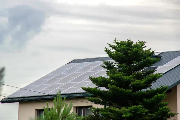 屋顶和墙壁上有现代太阳能电池板的历史悠久的农舍 — 图库照片