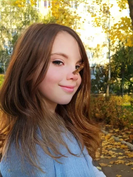 Симпатична Дівчинка Осінньому Парку Тримає Купу Жовтого Листя Високоякісна Фотографія — стокове фото