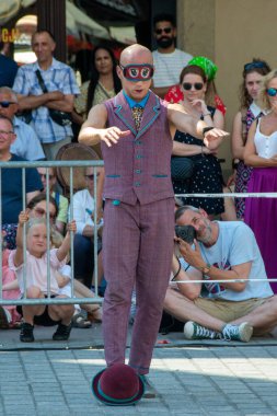 Cracow Malopolska, Polonya - 09.06.2023: Sokak Tiyatrosu Festivali. Uluslararası yıllık etkinlik. Hugo Miro Hiszpania: St. Wojciech Yüksek Kaliteli Fotoğraf Kilisesi 'nin yanından HUGO Ana Pazar Meydanı