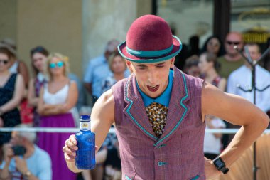 Cracow Malopolska, Polonya - 09.06.2023: Sokak Tiyatrosu Festivali. Uluslararası yıllık etkinlik. Hugo Miro Hiszpania: St. Wojciech Yüksek Kaliteli Fotoğraf Kilisesi 'nin yanından HUGO Ana Pazar Meydanı